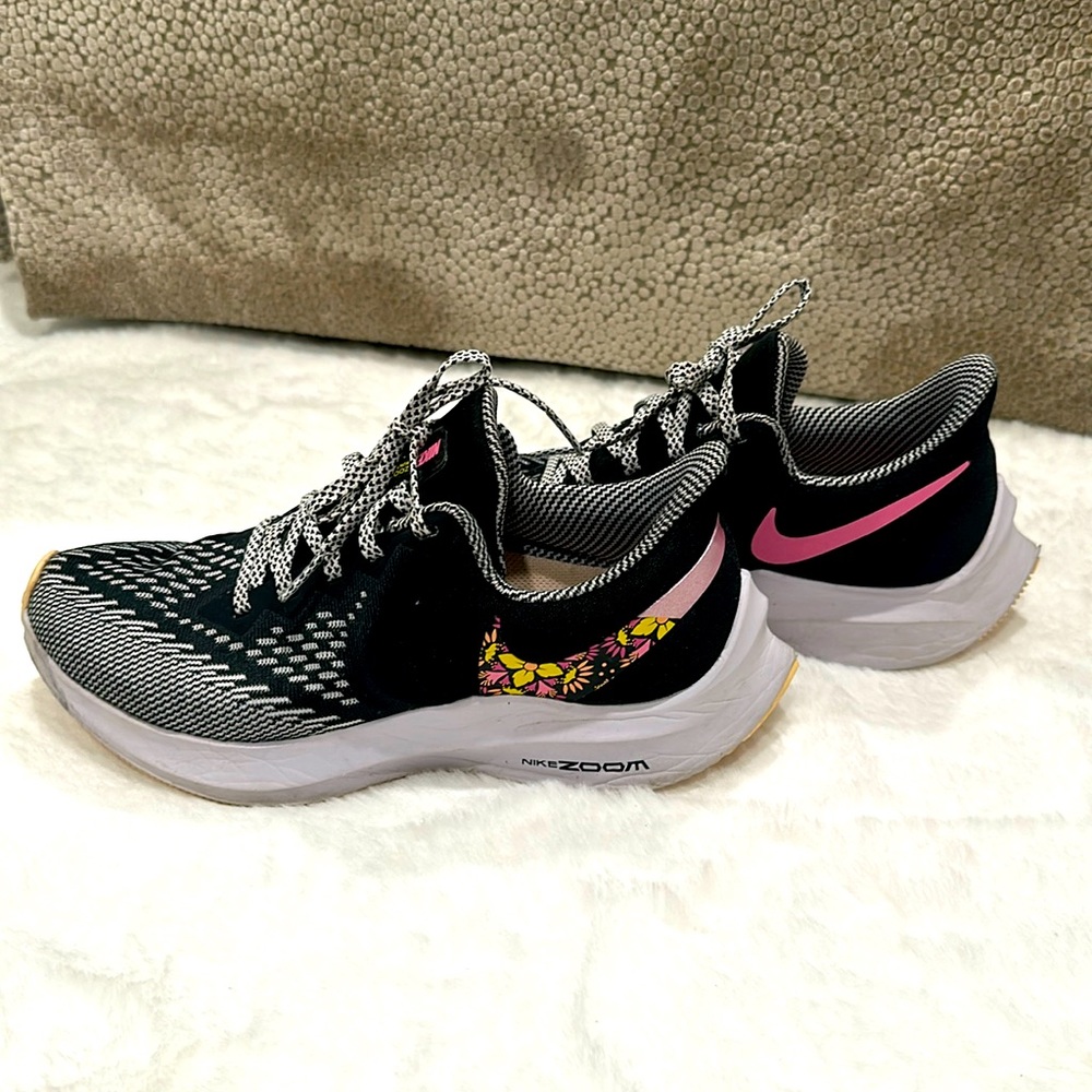 Nike Women's Black and Pink Running Shoes